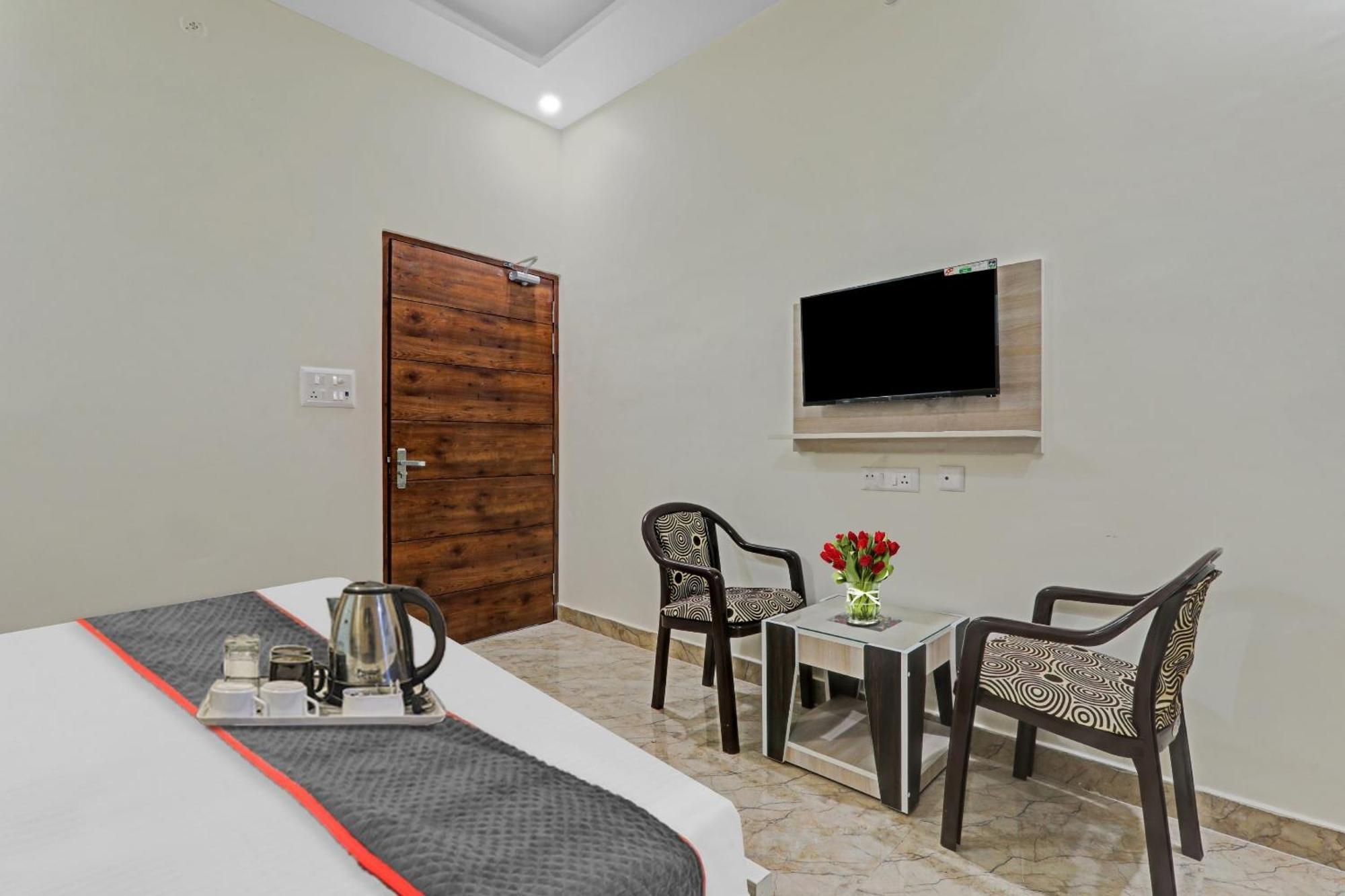Townhouse P.S.Palace Near Amausi Metro Station Лакнау Екстериор снимка