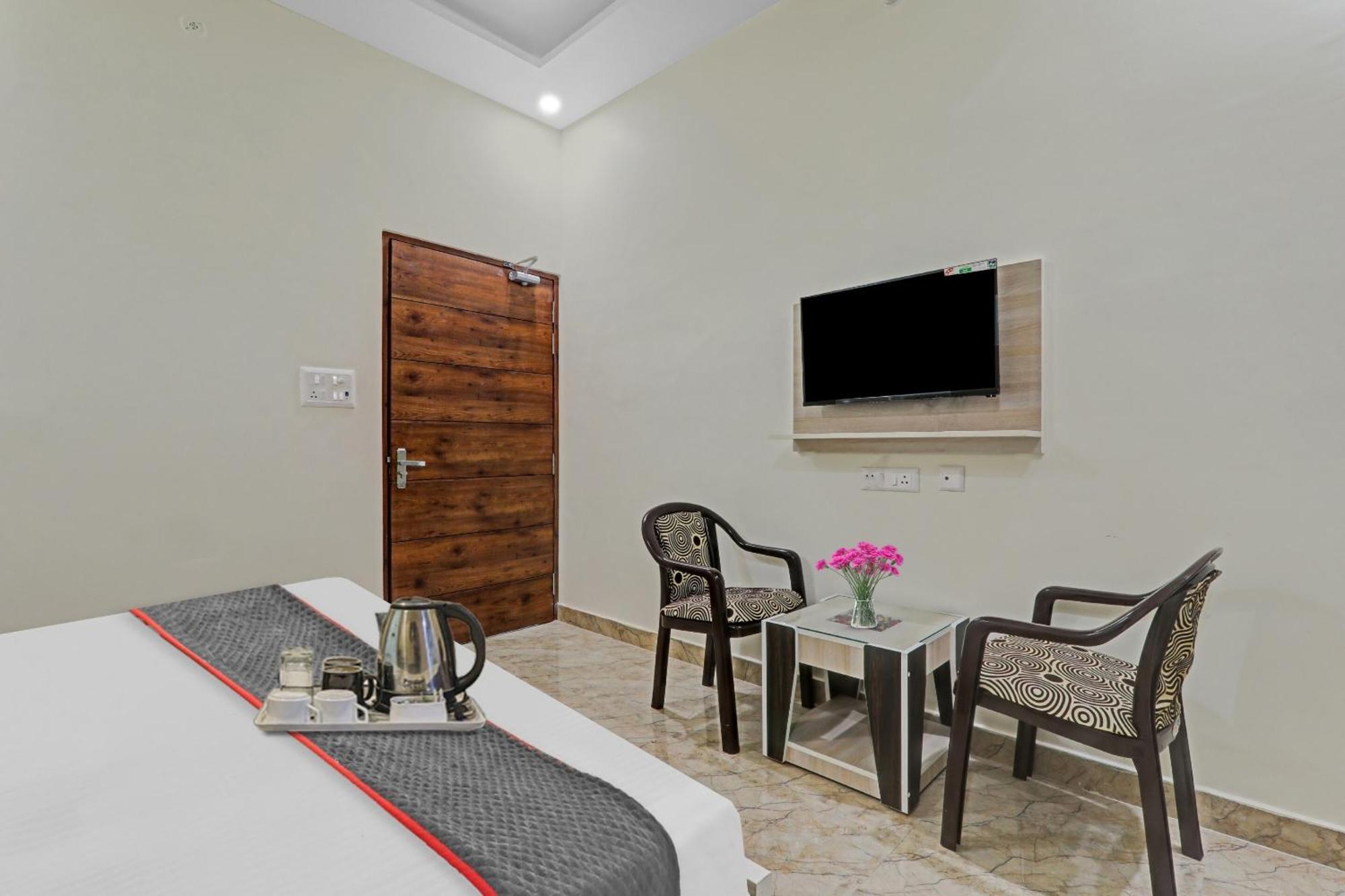 Townhouse P.S.Palace Near Amausi Metro Station Лакнау Екстериор снимка