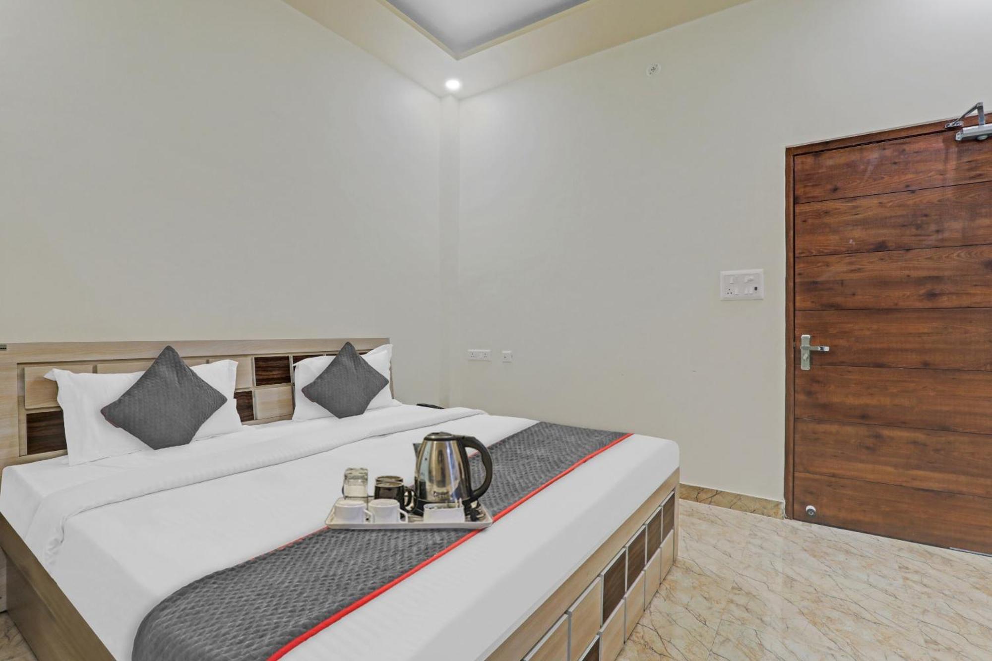 Townhouse P.S.Palace Near Amausi Metro Station Лакнау Екстериор снимка