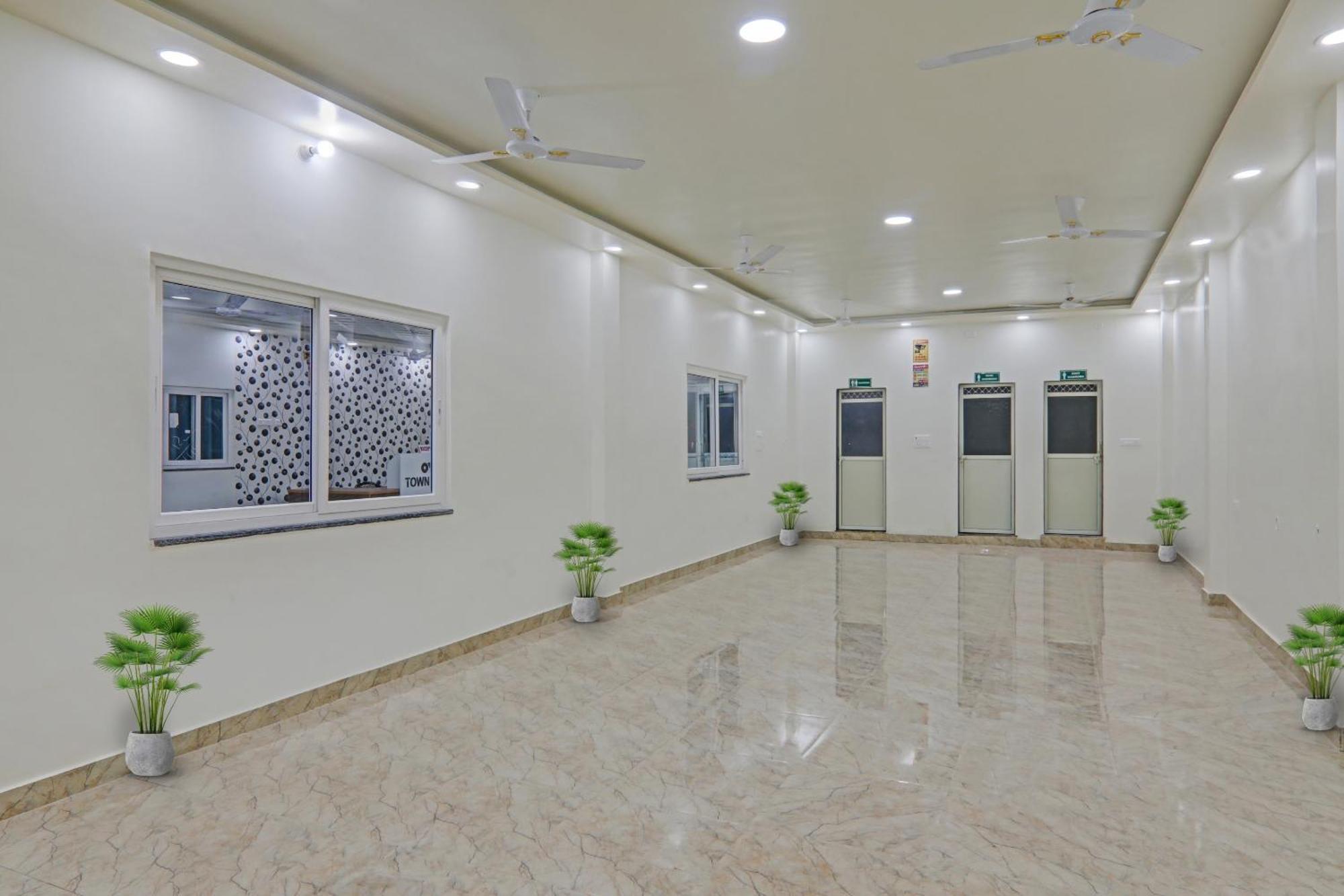 Townhouse P.S.Palace Near Amausi Metro Station Лакнау Екстериор снимка